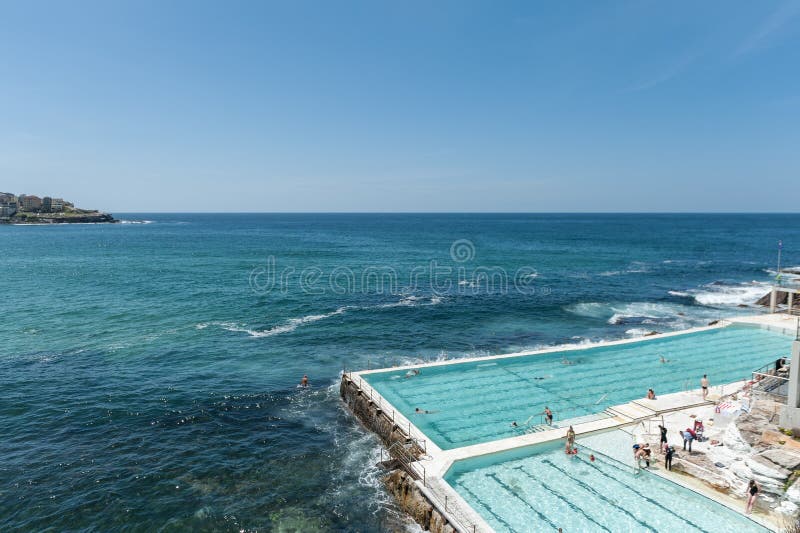 SYDNEY, AUSTRALIA - 7 NOVEMBRE 2014: Stagno di acqua con la gente vicino alla spiaggia di Bondi a Sydney, Australia fotografia stock SYDNEY, AUSTRALIA - 7 NOVEMBRE 2014: Stagno di acqua con la gente vicino alla spiaggia di Bondi a Sydney, Australia fotografia stock