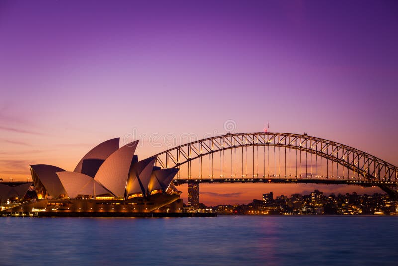SYDNEY AUSTRALIA - 5 SETTEMBRE 2013: Vista del teatro dell'opera da Chair di sig.ra Macquarie su tempo crepuscolare nella sera il fotografia stock libera da diritti SYDNEY AUSTRALIA - 5 SETTEMBRE 2013: Vista del teatro dell'opera da Chair di sig.ra Macquarie su tempo crepuscolare nella sera il fotografia stock libera da diritti