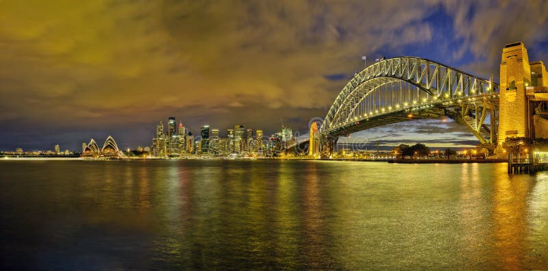 Sydney Australien - circa September 2016: Sikt av viktiga gränsmärken i Sydney från den Kirribilli synvinkeln arkivbild Sydney Australien - circa September 2016: Sikt av viktiga gränsmärken i Sydney från den Kirribilli synvinkeln arkivbild