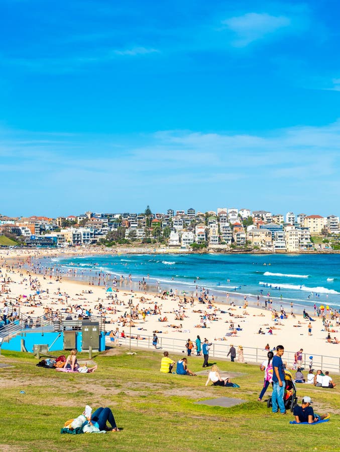 SYDNEY, AUSTRALIEN - 27. OKTOBER 2018: Menschenmenge am Strand von Bondi Leerzeichen für Text kopieren Vertikal lizenzfreies stockfoto SYDNEY, AUSTRALIEN - 27. OKTOBER 2018: Menschenmenge am Strand von Bondi Leerzeichen für Text kopieren Vertikal lizenzfreies stockfoto