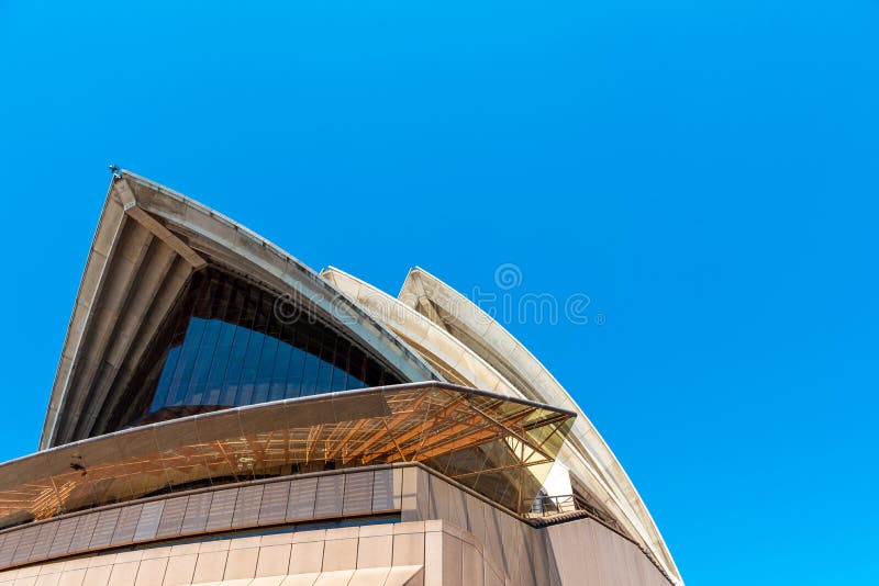 SYDNEY, AUSTRALIEN - 27. OKTOBER 2018: Sydney Opera House Isoliert auf blauem Hintergrund lizenzfreie stockfotografie SYDNEY, AUSTRALIEN - 27. OKTOBER 2018: Sydney Opera House Isoliert auf blauem Hintergrund lizenzfreie stockfotografie
