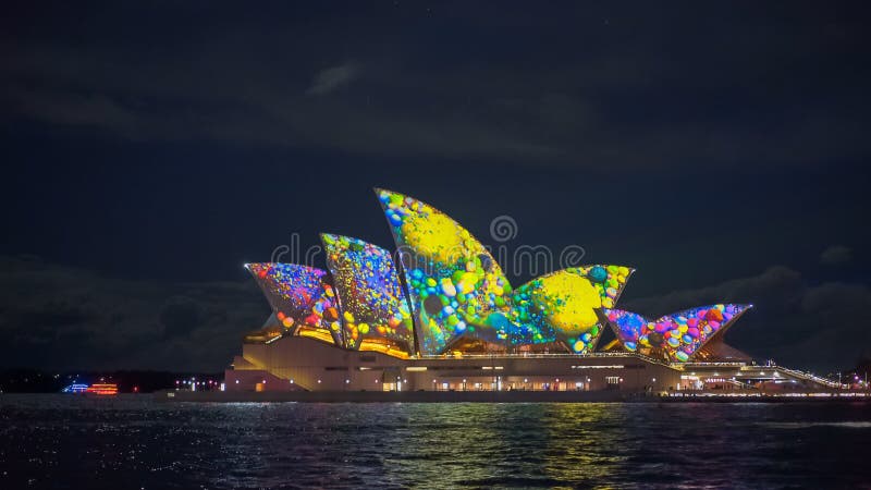 SYDNEY, AUSTRALIË - JUNI, 5, 2017: geelgroen patroon op de operahuis van Sydney in levendige 2017 stock fotografie SYDNEY, AUSTRALIË - JUNI, 5, 2017: geelgroen patroon op de operahuis van Sydney in levendige 2017 stock fotografie