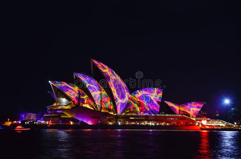 SYDNEY, AUSTRALIË - JUNI 5, 2015; Verlicht Sydney Opera House royalty-vrije stock afbeelding SYDNEY, AUSTRALIË - JUNI 5, 2015; Verlicht Sydney Opera House royalty-vrije stock afbeelding