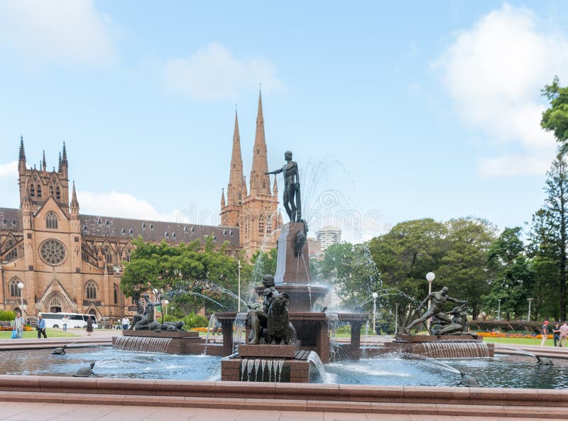 SYDNEY, AUSTRÁLIA - 10 DE NOVEMBRO DE 2014: Catedral de Hyde Park Fountain e de St Mary em Sydney, Austrália imagens de stock royalty free SYDNEY, AUSTRÁLIA - 10 DE NOVEMBRO DE 2014: Catedral de Hyde Park Fountain e de St Mary em Sydney, Austrália imagens de stock royalty free