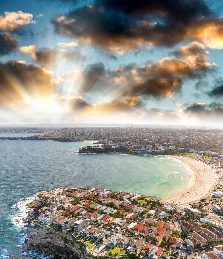 Sydney Bondi Beach Opinião aérea do por do sol do helicóptero fotografia de stock royalty free Sydney Bondi Beach Opinião aérea do por do sol do helicóptero fotografia de stock royalty free