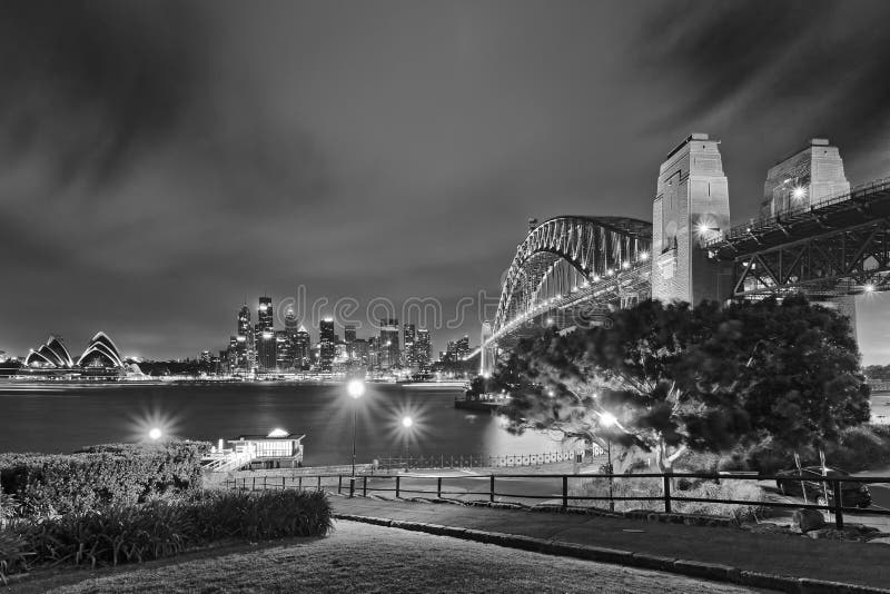 Sydney CBD Milsons grässolnedgång BW royaltyfri foto Sydney CBD Milsons grässolnedgång BW royaltyfri foto