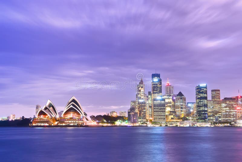 Sydney Harbour på skymning royaltyfri bild Sydney Harbour på skymning royaltyfri bild