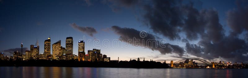 Sydney Harbour Bridge, appena dopo il tramonto.