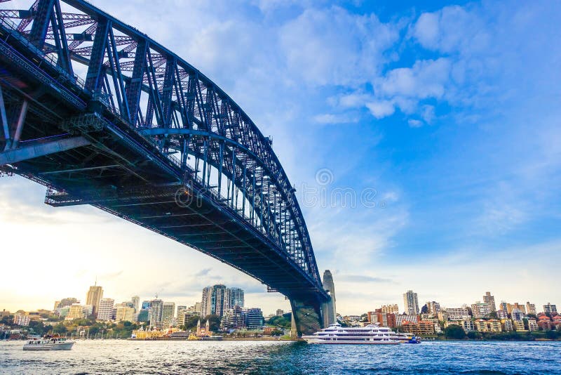 Sydney, NSW/Australia- 18 de junio de 2016: Sydney Harbour Bridge - el puente de arco de acero más grande del mundo fotos de archivo Sydney, NSW/Australia- 18 de junio de 2016: Sydney Harbour Bridge - el puente de arco de acero más grande del mundo fotos de archivo