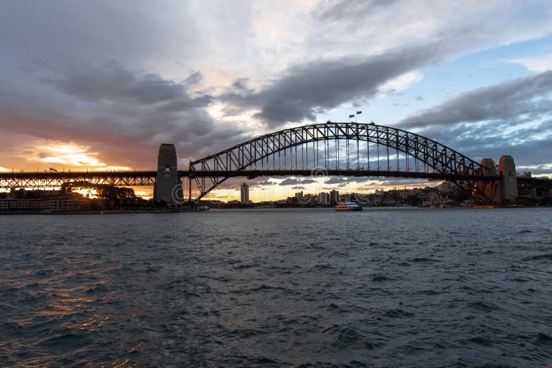 Sydney, NSW/Australia: Zmierzch nad schronienie mostem obrazy stock Sydney, NSW/Australia: Zmierzch nad schronienie mostem obrazy stock