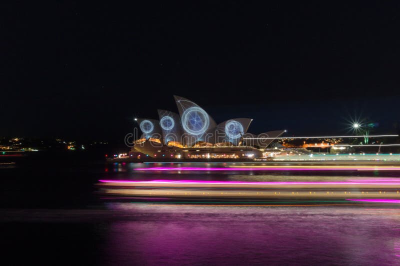 Sydney Opera House exponerade under livlig Sydney ljusfestival med effekt f?r ljus f?r suddighet f?r kryssningfartygr?relse arkivfoto Sydney Opera House exponerade under livlig Sydney ljusfestival med effekt f?r ljus f?r suddighet f?r kryssningfartygr?relse arkivfoto
