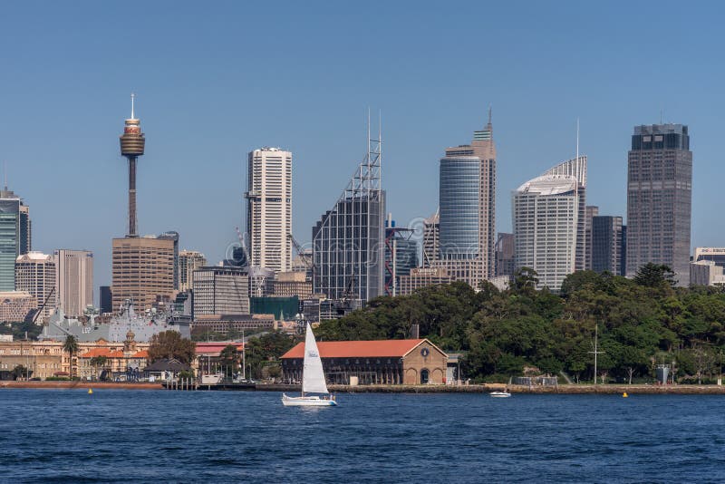 Sydney Skyline sotto cielo blu, Australia immagine stock libera da diritti