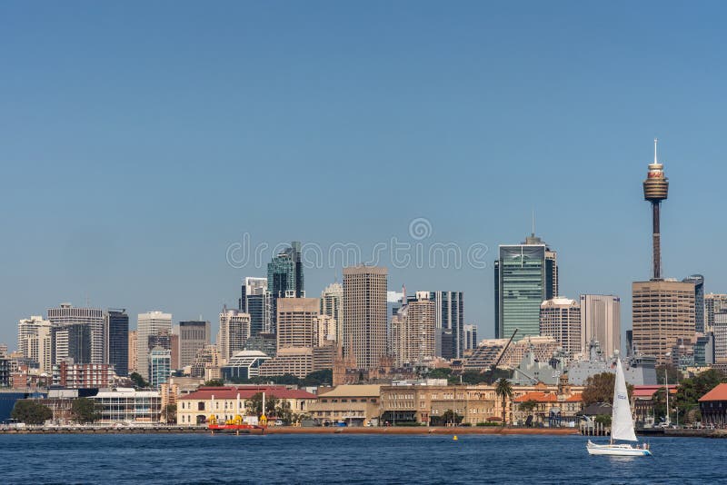 Sydney Skyline sotto cielo blu, Australia fotografie stock libere da diritti
