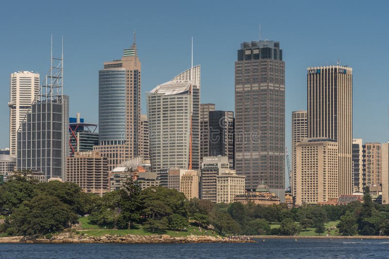 Sydney Skyline sotto cielo blu, Australia fotografie stock libere da diritti