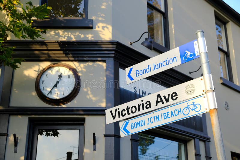 Sydney Street Sign Direction alla spiaggia di Bondi immagini stock Sydney Street Sign Direction alla spiaggia di Bondi immagini stock
