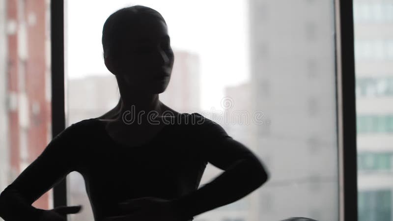 Sylwetka Ballerina w czarnym balecie tańca tutu w tle okna i miasta Wolny ruch Steadicam zbiory wideo