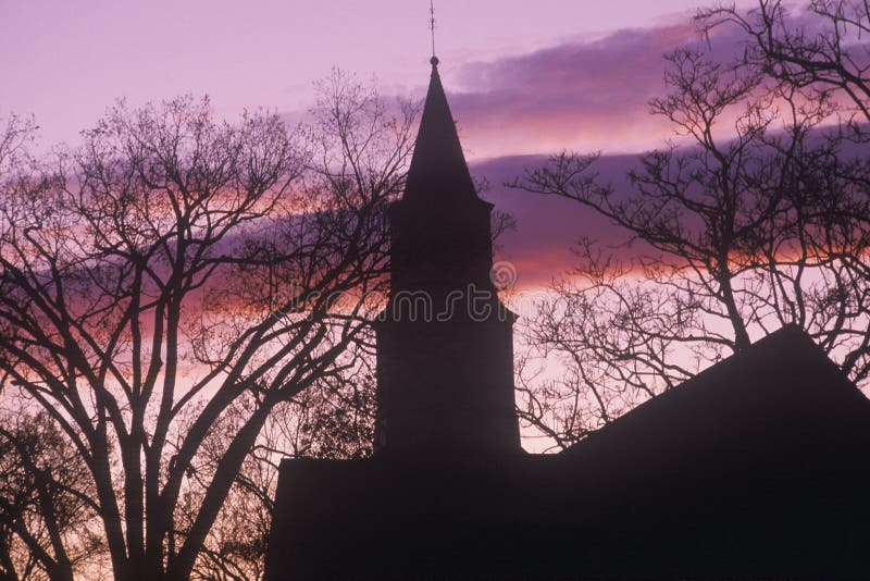 Sylwetka Bruton Farny steeple przy zmierzchem, Williamsburg, Virginia