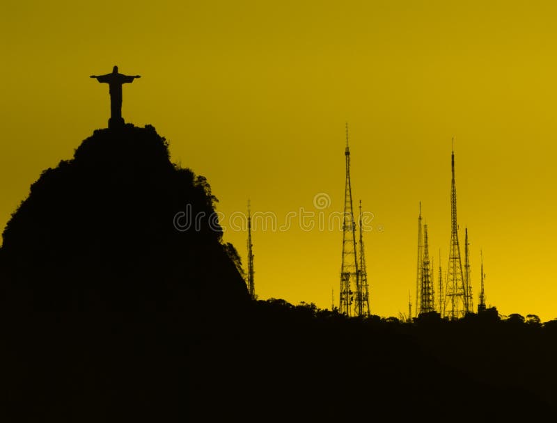 Sylwetka Chrystus Rio De Janeiro, Brazylia odkupiciel Corcovado z TV góruje bierze od Cukrowego bochenka obraz stock Sylwetka Chrystus Rio De Janeiro, Brazylia odkupiciel Corcovado z TV góruje bierze od Cukrowego bochenka obraz stock