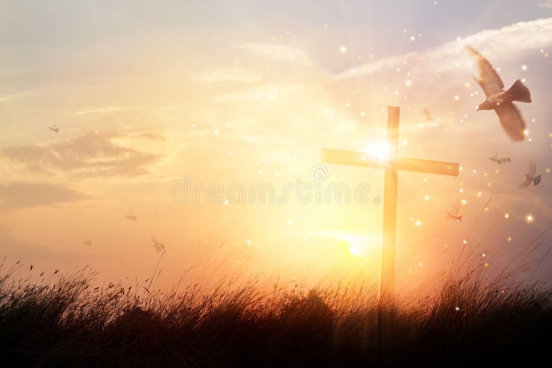 Sylwetka chrześcijanina krzyż na trawie w wschodu słońca tle