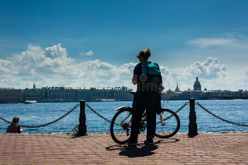 Sylwetka dziewczyna z bicyklem fotografia royalty free Sylwetka dziewczyna z bicyklem fotografia royalty free