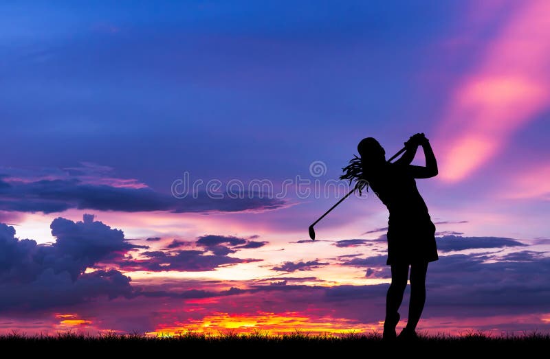 Sylwetka golfista bawić się golfa przy pięknym zmierzchem zdjęcie stock Sylwetka golfista bawić się golfa przy pięknym zmierzchem zdjęcie stock