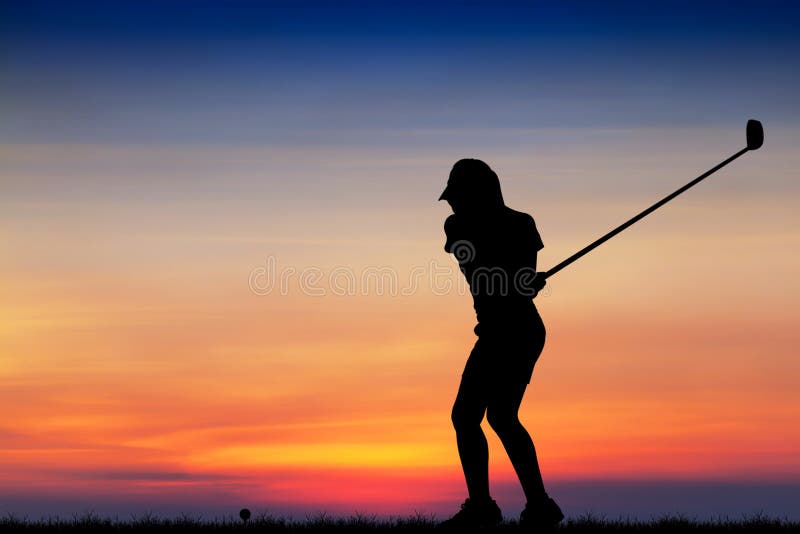 Sylwetka golfista bawić się golfa przy pięknym zmierzchem zdjęcia royalty free Sylwetka golfista bawić się golfa przy pięknym zmierzchem zdjęcia royalty free