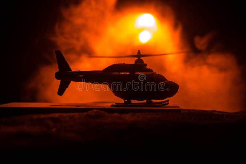 Sylwetka militarny ?mig?owcowy przygotowywaj?cy komarnica od konflikt strefy Dekoruj?cy noc materia? filmowy z helikopterem zaczy obraz royalty free Sylwetka militarny ?mig?owcowy przygotowywaj?cy komarnica od konflikt strefy Dekoruj?cy noc materia? filmowy z helikopterem zaczy obraz royalty free