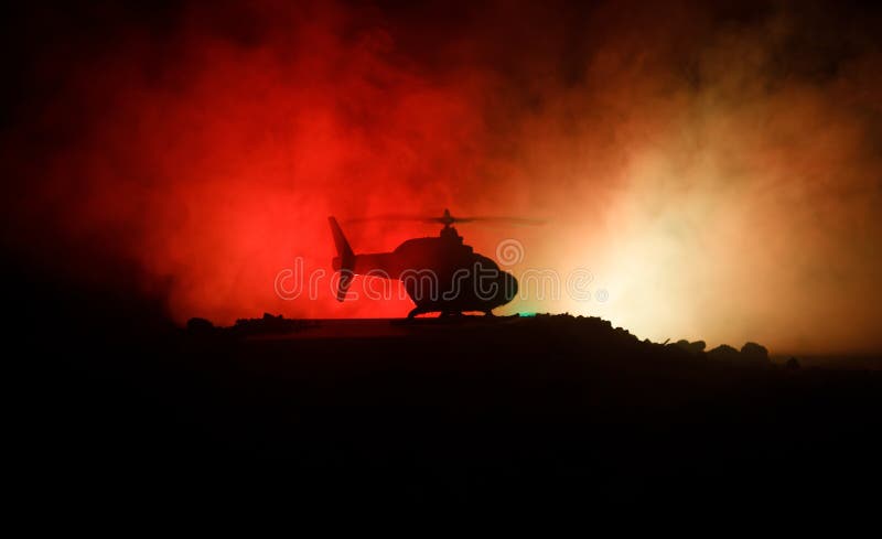 Sylwetka militarny śmigłowcowy przygotowywający komarnica od konflikt strefy Dekorujący noc materiał filmowy z helikopterem zaczy fotografia royalty free Sylwetka militarny śmigłowcowy przygotowywający komarnica od konflikt strefy Dekorujący noc materiał filmowy z helikopterem zaczy fotografia royalty free