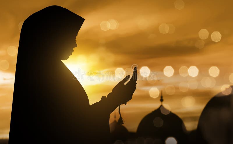 Sylwetka muzułmański kobiety modlenie z modlitewnymi koralikami