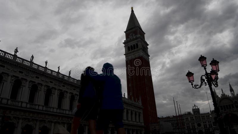 Sylwetka osób chodzących na placu San Marco, Wenecja, Włochy