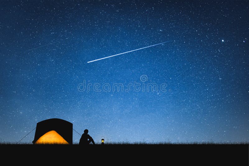 Sylwetka podróżnika camping na nocnym niebie z gwiazdami i górze Astronautyczny tło zdjęcia royalty free Sylwetka podróżnika camping na nocnym niebie z gwiazdami i górze Astronautyczny tło zdjęcia royalty free