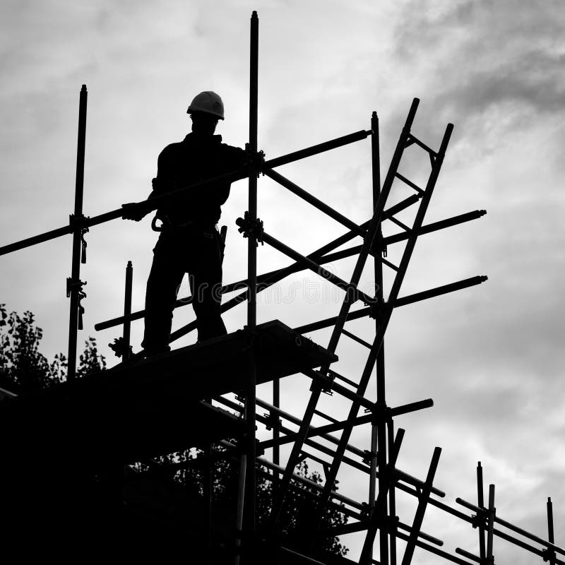 Sylwetka pracownik budowlany na rusztowanie placu budowy