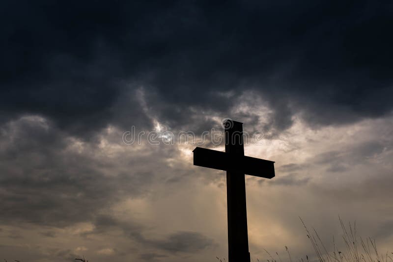 Sylwetka prosty katolika krzyż, dramatyczni stormclouds fotografia stock Sylwetka prosty katolika krzyż, dramatyczni stormclouds fotografia stock