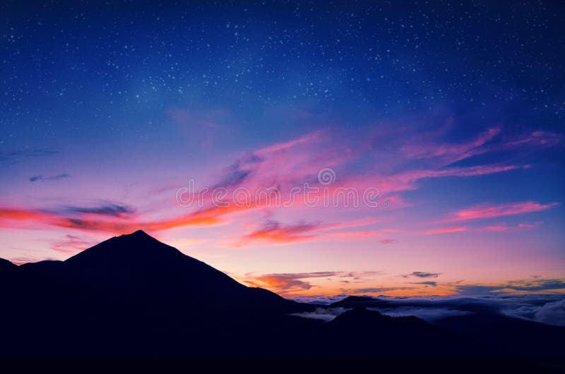 Sylwetka wulkan Del Teide przeciw zmierzchu niebu Pico Del Teide góra w El Teide parku narodowym przy nocą obrazy royalty free Sylwetka wulkan Del Teide przeciw zmierzchu niebu Pico Del Teide góra w El Teide parku narodowym przy nocą obrazy royalty free