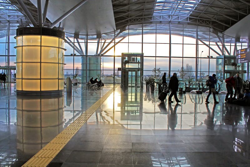 Sylwetki inidentified ludzie przy lotniskiem międzynarodowym Boryspil w Kyiv, Ukraina obrazy stock Sylwetki inidentified ludzie przy lotniskiem międzynarodowym Boryspil w Kyiv, Ukraina obrazy stock