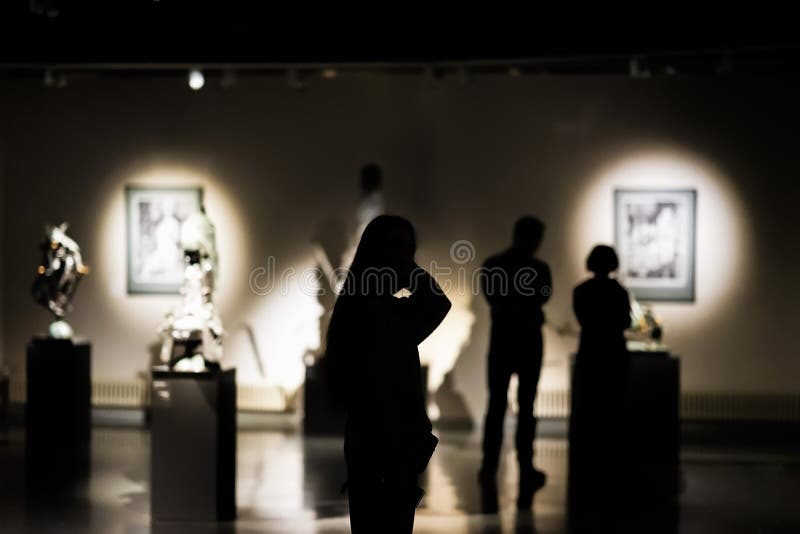 Sylwetki unrecognizable ludzie, goście galeria sztuki, muzeum z obrazami, selekcyjna ostrość zdjęcia royalty free Sylwetki unrecognizable ludzie, goście galeria sztuki, muzeum z obrazami, selekcyjna ostrość zdjęcia royalty free