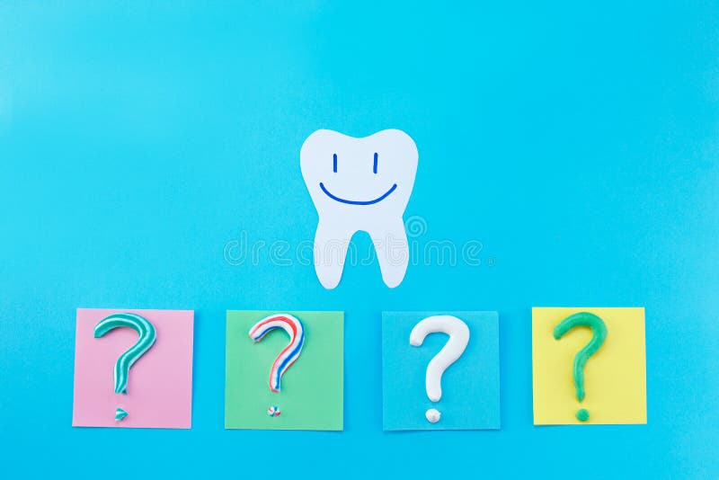 Symbol des Fragezeichens von der Zahnpasta Kopieren Sie Raum für Text stockfoto