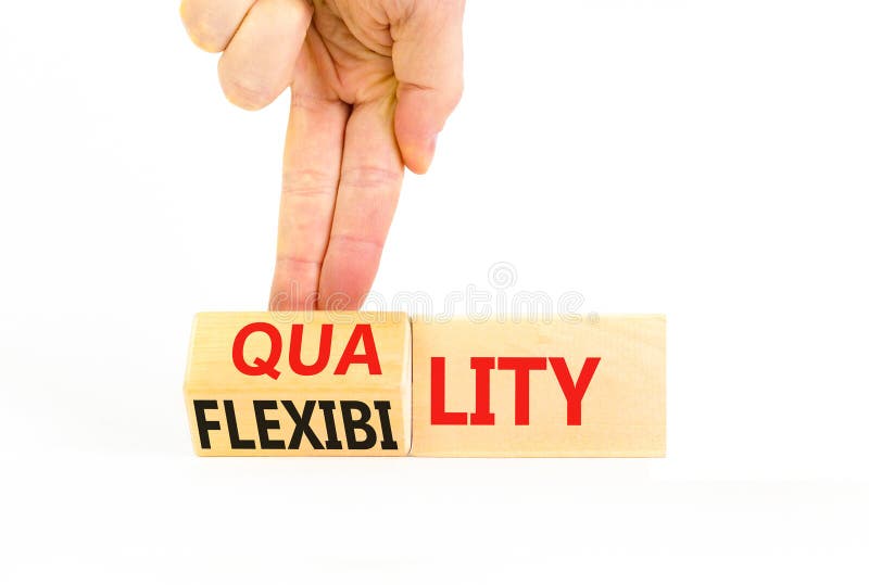 Symbol för kvalitet eller flexibilitet. Begreppet 'kvalitetsflexibilitet' på träkuber. vacker vit bakgrund för bord vit bakgrund. royaltyfri foto