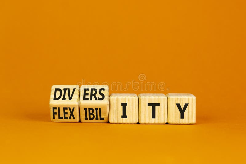 Symbol för mångfald och flexibilitet. förvandlade träkuber och ändrade ordet flexibilitet till mångfald. vacker orange bakgrund. royaltyfri fotografi