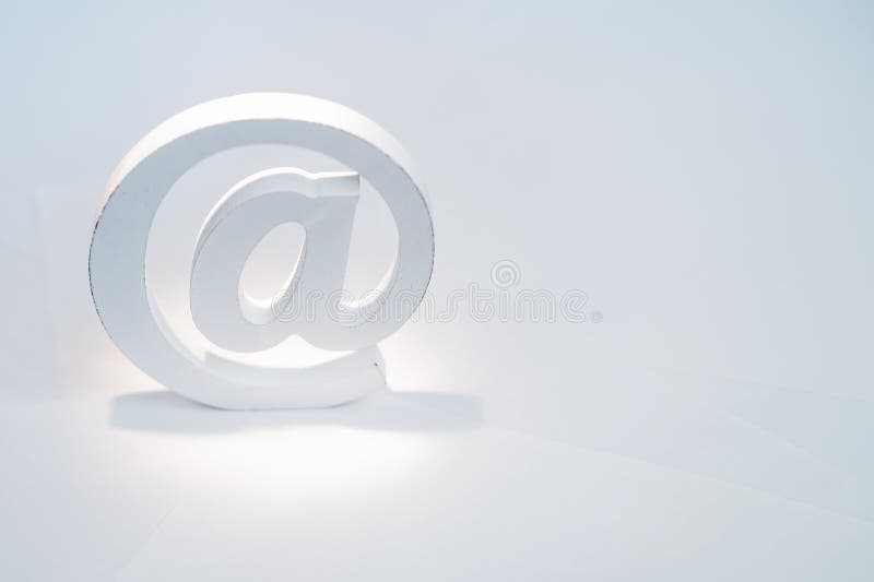 Symbole d'email sur le fond blanc Concept pour l'Internet, le contactez-nous et l'adresse ?lectronique photo stock Symbole d'email sur le fond blanc Concept pour l'Internet, le contactez-nous et l'adresse ?lectronique photo stock