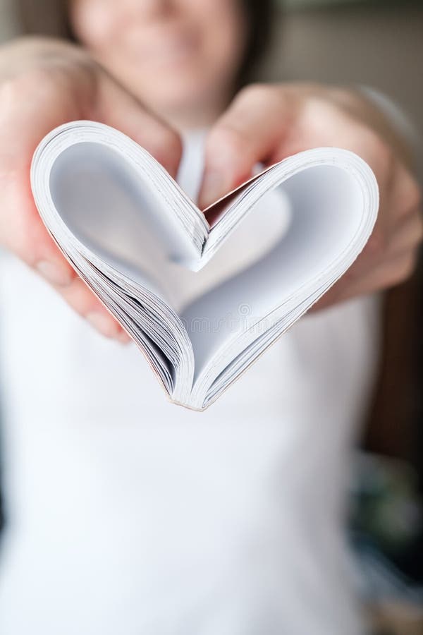 Symbole De Coeur D Amour Fait A Partir Des Feuilles Coudees D Un Ordinateur Portable Aux Mains Des Femelles Sur Un T Shirt Blanc D Image Stock Image Du Vacances Fixation Symbole De Coeur D Amour Fait A Partir Des Feuilles Coudees D Un Ordinateur Portable Aux Mains Des Femelles Sur Un T Shirt Blanc D Image Stock Image Du Vacances Fixation