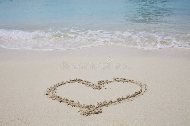 Symbole de coeur sur la plage de sable photo libre de droits
