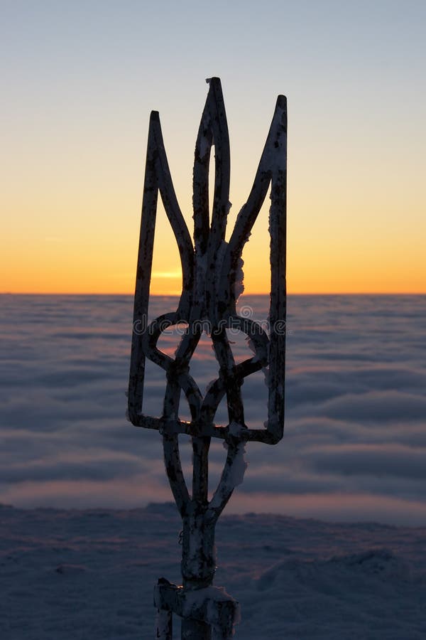 Symbole de l'Ukraine et du cloudscape de soirée photos libres de droits Symbole de l'Ukraine et du cloudscape de soirée photos libres de droits