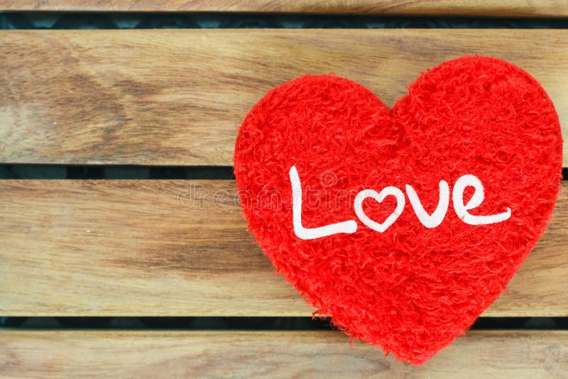 Symbole rouge de coeur dans le Saint Valentin sur le bois photographie stock Symbole rouge de coeur dans le Saint Valentin sur le bois photographie stock