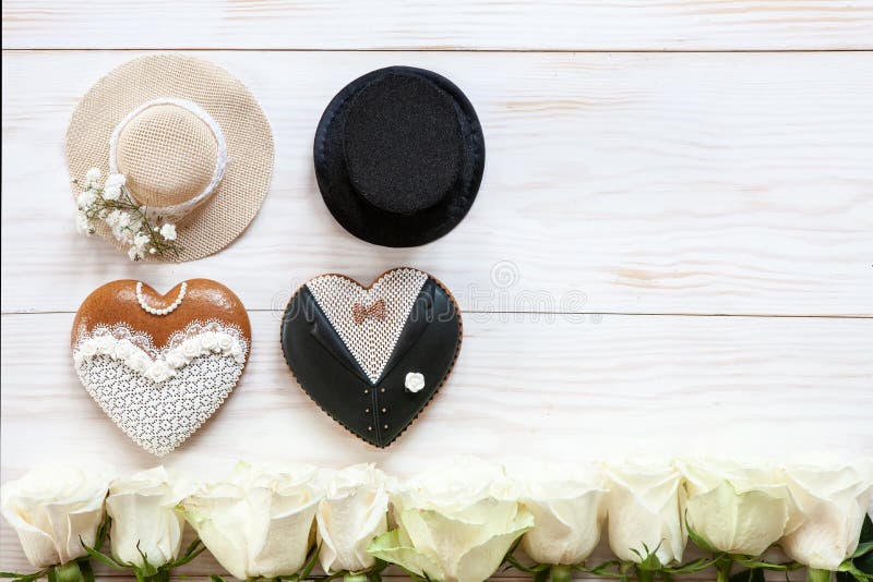 Symbolische cijfers van de bruidegom en de bruid en witte rozen op a stock afbeeldingen Symbolische cijfers van de bruidegom en de bruid en witte rozen op a stock afbeeldingen