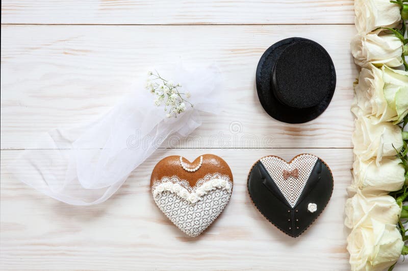 Symbolische cijfers van de bruidegom en de bruid en witte rozen op a stock foto's Symbolische cijfers van de bruidegom en de bruid en witte rozen op a stock foto's