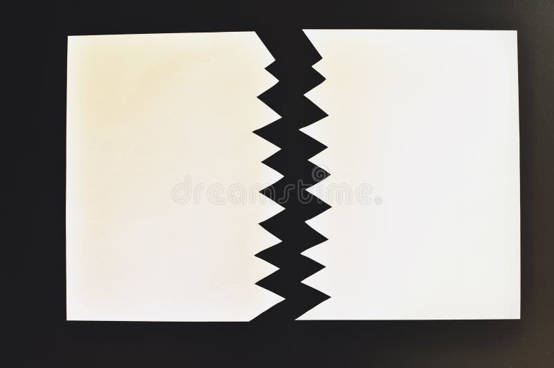 Symbolisches Konzept des geteilten oder getrennten heftigen Papiers in zwei Blättern Weißbuch zerrissen zur Hälfte lokalisiert au stockfotografie Symbolisches Konzept des geteilten oder getrennten heftigen Papiers in zwei Blättern Weißbuch zerrissen zur Hälfte lokalisiert au stockfotografie