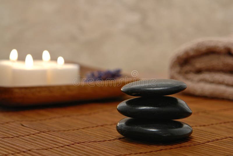 Symbolisches Zen spornte SteinKern in einem Badekurort an lizenzfreie stockfotografie Symbolisches Zen spornte SteinKern in einem Badekurort an lizenzfreie stockfotografie