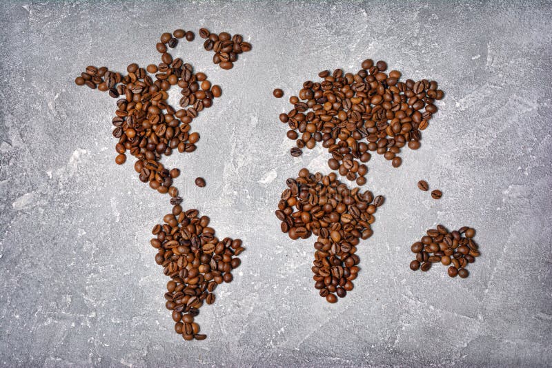 Symbolisk bild av världskartan som göras från grillade kaffebönor fotografering för bildbyråer Symbolisk bild av världskartan som göras från grillade kaffebönor fotografering för bildbyråer