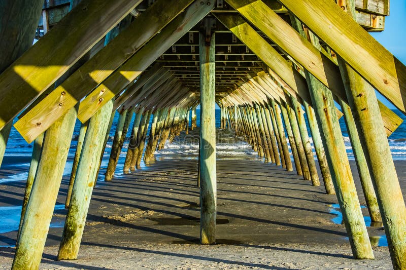 Symmetri under Myrtle Beach Fishing Pier arkivfoton Symmetri under Myrtle Beach Fishing Pier arkivfoton